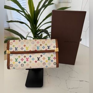 LOUIS VUITTON MURAKAMI WALLET LIMITED
EDITION WHITE MONOGRAM
VINTAGE W/BOX